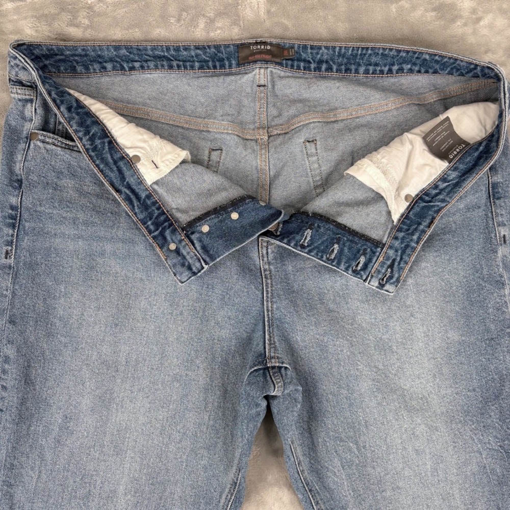 Torrid High Rise Straight Button Fly Light Wash Jeans Women Cropped 20R (42x26) - Picture 8 of 16